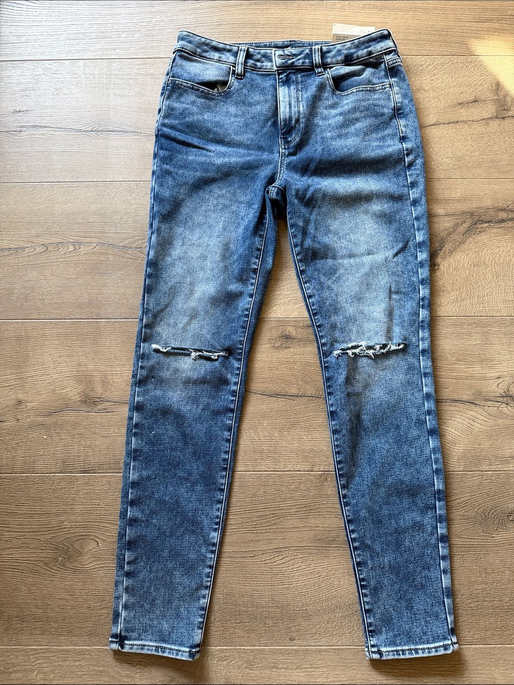 American Eagle Outfitters Women's Skinny Jeans - Faded Blue with Knee Rips